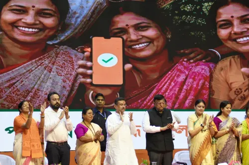 अन्नपूर्णा योजना: मुख्यमंत्री सुवेंदु अधिकारी मंत्रियों के साथ मंच पर
