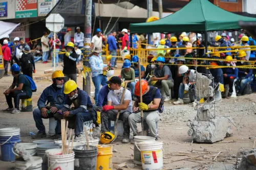 Cali: Rescuers conduct search operations after earthquake