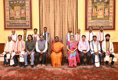 राष्ट्रपति मुर्मू ने कलाकारों के साथ खिंचवाई सामूहिक तस्वीर
