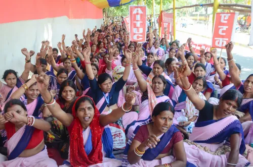 गर्दनीबाग में ASHA कर्मियों का धरना प्रदर्शन