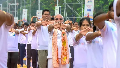रेड रोड पर मोदी का योगाभ्यास — योग दिवस 2026