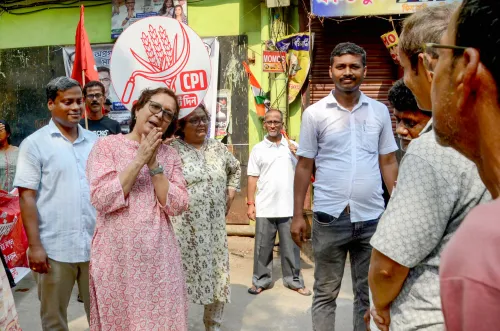 कोलकाता: मौसुमी घोष मनिकतला में चुनाव प्रचार करती हैं