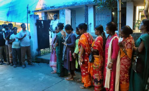 What Report is the Calcutta HC Requesting from the ECI Regarding Polling Booths in Bengal?