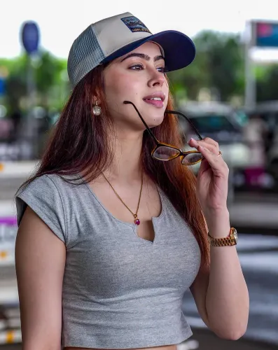 रिवा अरोड़ा की मुंबई एयरपोर्ट पर एंट्री