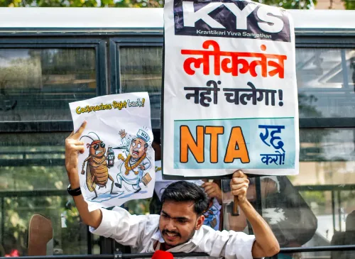 शास्त्री भवन पर AISA सदस्य हिरासत में, नारेबाज़ी जारी