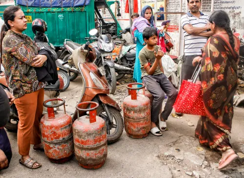 नई दिल्ली: झंडेवालान पर एलपीजी सिलेंडरों के लिए लंबी कतार
