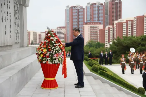 शी जिनपिंग ने चीन DPRK मैत्री टॉवर पर श्रद्धांजलि अर्पित की