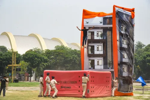 गांधी मैदान में अग्निशमन कर्मियों का बचाव प्रदर्शन