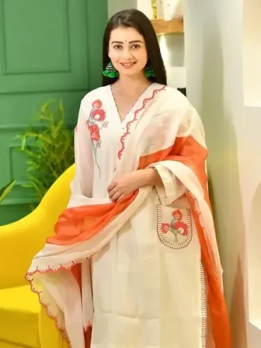 How Does Chahat Pandey's Character in ‘Hasratein’ Reflect Society's Judgments?