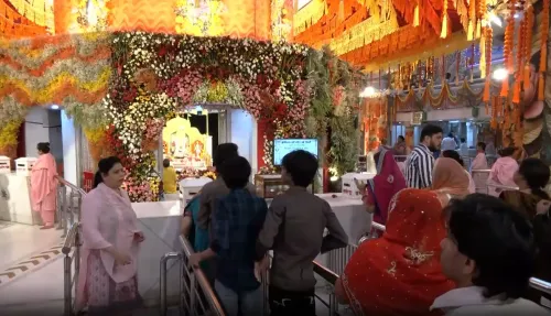 चैत्र नवरात्र के पांचवें दिन झंडेवाला माता मंदिर में श्रद्धालुओं की बढ़ती भीड़, स्कंद माता की भक्ति में लीन