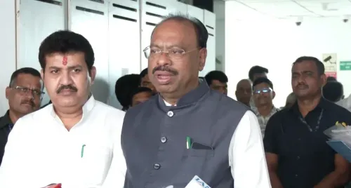 फडणवीस बाइक से विधानसभा पहुंचे, मंत्रियों-अधिकारियों को ईंधन बचत के सख्त निर्देश