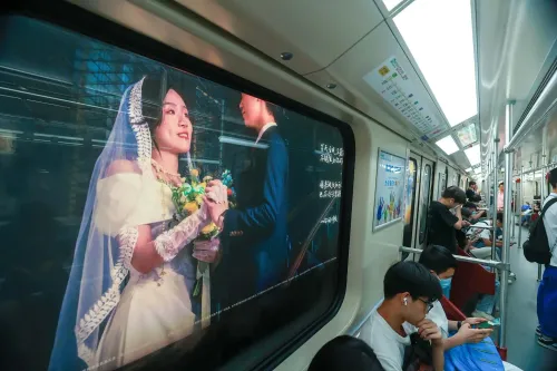 चीन का विज्ञापन उद्योग: 2025 में राजस्व 20 खरब युआन के पार