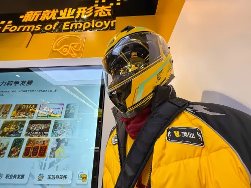 क्या चीन में नए रोजगार स्वरूपों के श्रमिकों के अधिकारों की रक्षा के लिए नीति बनाई जा रही है?