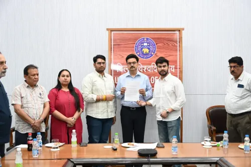 अभाविप ने DU कुलपति को सौंपा ज्ञापन, छात्रावास खाली कराने के दबाव पर लगी रोक
