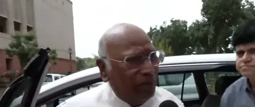 छात्रों पर केस वापसी को लेकर विपक्ष का हमला: खड़गे ने अनुराग ठाकुर को घेरा, CPM ने भी सरकार पर साधा निशाना