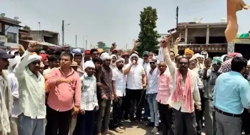 गरियाबंद में खाद संकट: किसानों ने NH-30 जाम किया, डीएपी-यूरिया की कमी पर सरकार को चेतावनी