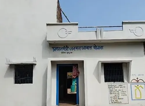 क्या छत्तीसगढ़ की कमार महिला को पीएम मोदी के हाथों मिला पक्का घर?