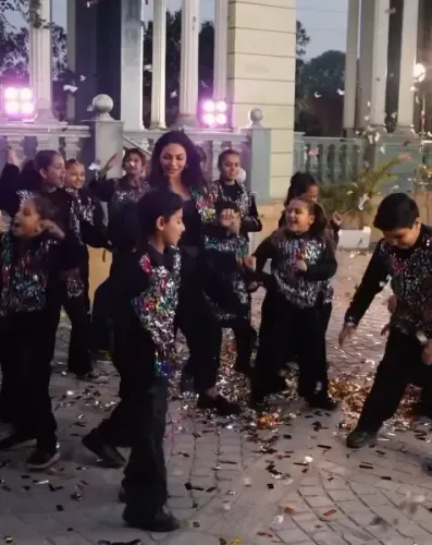 नीरू बाजवा ने बच्चों के साथ 'जवाक' के सेट पर की मस्ती, देखें मजेदार वीडियो