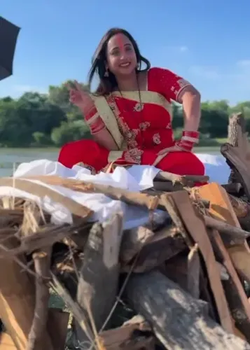क्या रानी चटर्जी ने चिलचिलाती गर्मी में भी मस्तीभरे अंदाज में शूटिंग की?