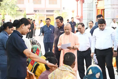 सीएम योगी ने जनता दर्शन में समस्याओं का त्वरित समाधान का किया आश्वासन