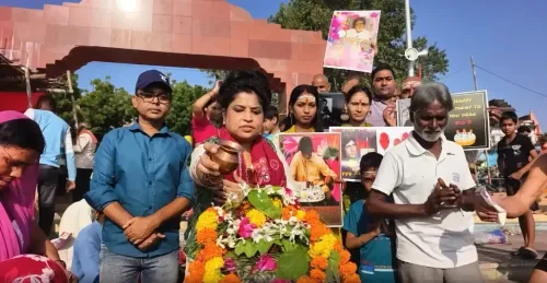 अमिताभ बच्चन के जन्मदिन पर प्रयागराज में जश्न, बिग फैन पूनम किशोर ने दशाश्वमेध घाट पर की विशेष पूजा