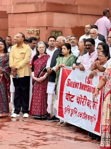 संसद के बाहर विपक्ष का प्रदर्शन, चुनाव आयोग और सरकार पर लगाए गंभीर आरोप