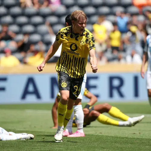 How Did Borussia Dortmund Secure Their Top Position Against Ulsan?