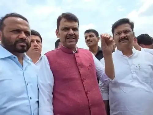 क्या सीएम देवेंद्र फडणवीस ने सोलापुर के बाढ़ प्रभावित क्षेत्रों का दौरा किया और किसानों को मदद का भरोसा दिलाया?