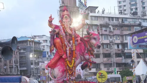 CM Fadnavis bids farewell to Bappa at Girgaon Chowpatty