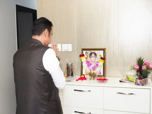 CM Fadnavis condoles death of BJP Mumbai chief Amit Satam's mother