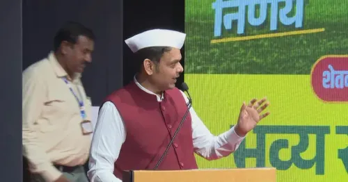 CM Fadnavis Felicitated by BJP Kisan Morcha Over Farm Loan Waiver
