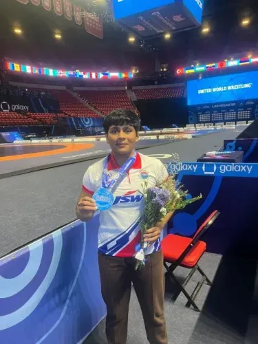 CM Fadnavis Hails Amruta Pujari's Silver at U-23 World Wrestling