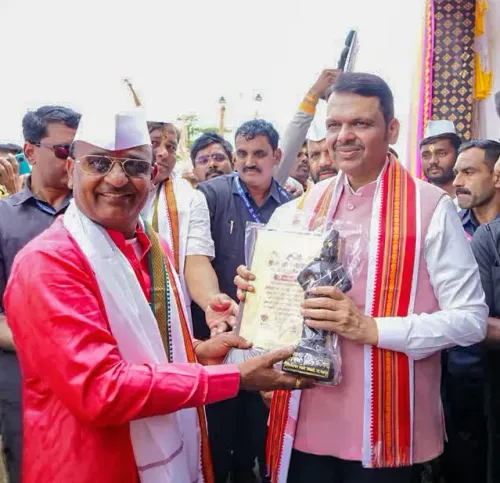 CM Fadnavis Inaugurates Free Barber, Hirakani Services for Warkaris at Pandharpur
