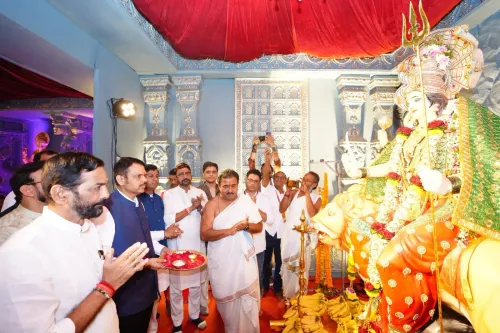 CM Fadnavis joins Thane Navratri fest, seeks blessings for Maharashtra