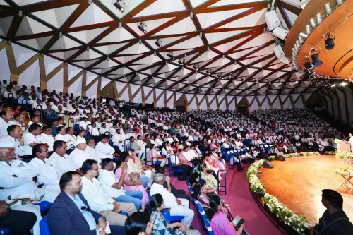 CM Fadnavis Launches Biography of Freedom Fighter Annasaheb Patil