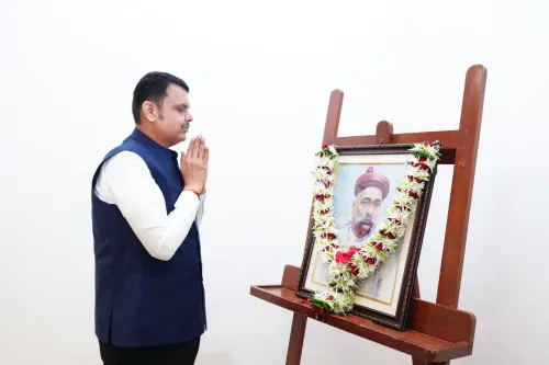CM Fadnavis pays floral tribute to Lokmanya Tilak on birth anniversary