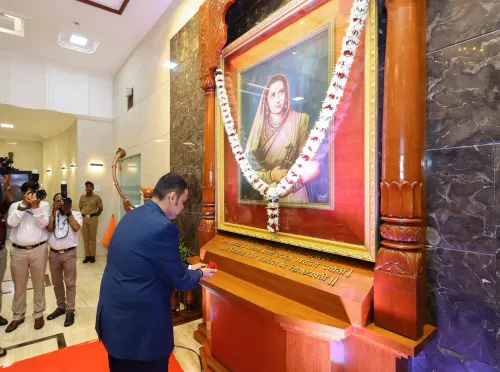 CM Fadnavis pays tribute to Rajmata Jijau on Independence Day