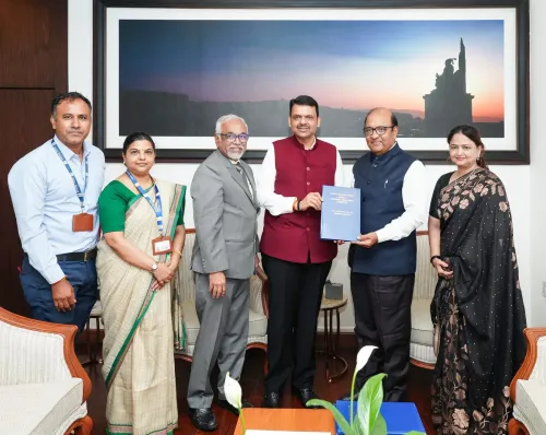 CM Fadnavis receives Dharavi panel's first interim report
