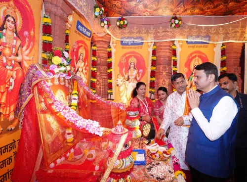 CM Fadnavis seeks blessings at Kandivali Navratri fest