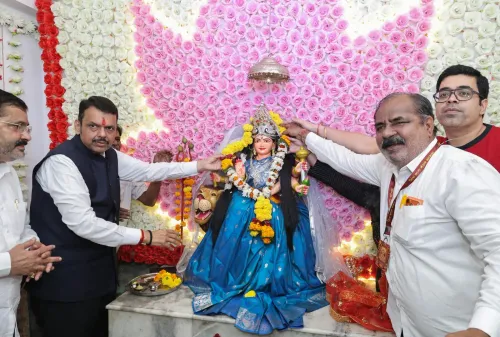 CM Fadnavis seeks blessings at Nagpur's Sindh Mata Mandal on Navratri