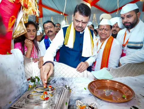 CM Fadnavis seeks blessings at Pune Wari Palkhi ceremony