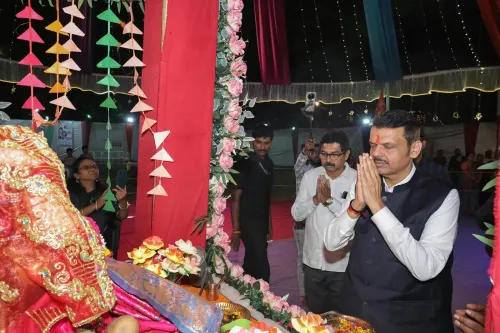 CM Fadnavis seeks Devi's blessings at Nagpur Navratri pandal