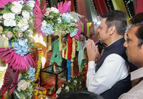 CM Fadnavis seeks Navratri blessings at Nagpur's Ekata Janseva Mandal