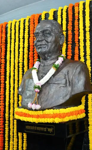 CM Fadnavis Unveils Bust of Freedom Fighter Jawaharlal Darda