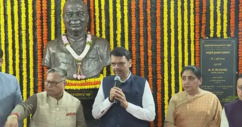 CM Fadnavis Unveils Bust of Journalist Jawaharlal Darda