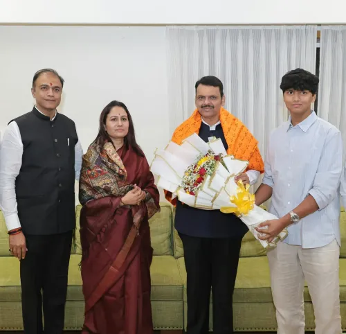 CM Fadnavis visits Minister Bhoyar's residence in Wardha