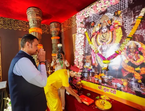 CM Fadnavis visits Mumbadevi, attends Marathi Dandiya Mahotsav