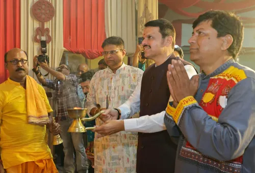 CM Fadnavis visits Nagpur Durga Puja pandal, prays for Maharashtra