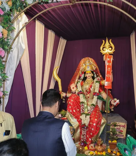 CM Fadnavis visits Nagpur Navdurga mandal, prays for Maharashtra