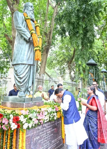 CM Majhi pays floral tribute to Bagmi Bishwanath Kar at Assembly